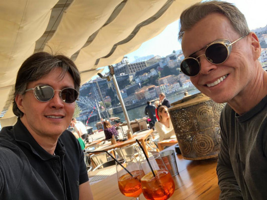 Regado aos maravilhosos drinks do charmoso Café do Cais com vista para a marginal do Douro em Portugal, o ortodontista Leandro Prudente recebe festejos pelo aniversário que acontece hoje, 10. No embalo das comemorações que o pediatra Fernando Veloso não deixa passar por menos, envio o meu carinho e afeto.