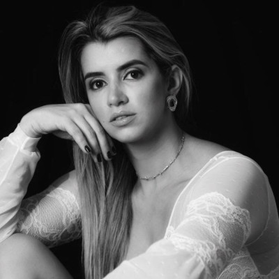 Hoje, 17, a troca de idade acontece para a bonitíssima Poliana Fonseca. Feliz aniversário!