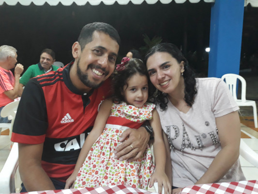 Lana F.Silva aniversariante do dia 15 na foto com a filha Geovana e seu esposo Luiz Cláudio 