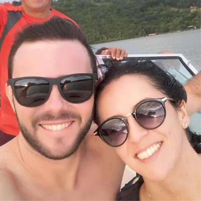 Luciana M . da Silva Ramos aniversariante de hoje na foto com seu esposo Wesley 