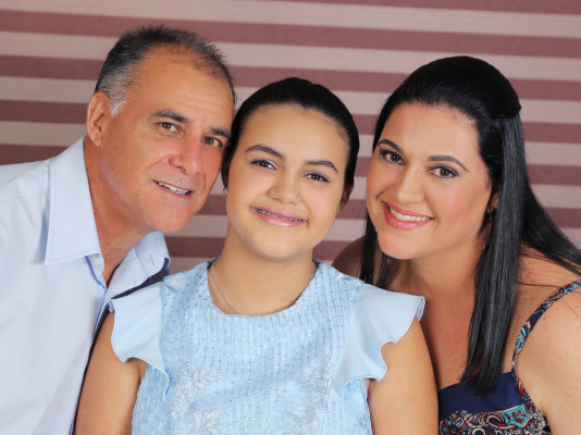 Luiza Vieira da Silva complerá seus 11 anos no próximo dia 21 , na foto ladeada pelos seus pais Vander Antônio da Silva e Lúcia Vieira da Silva 