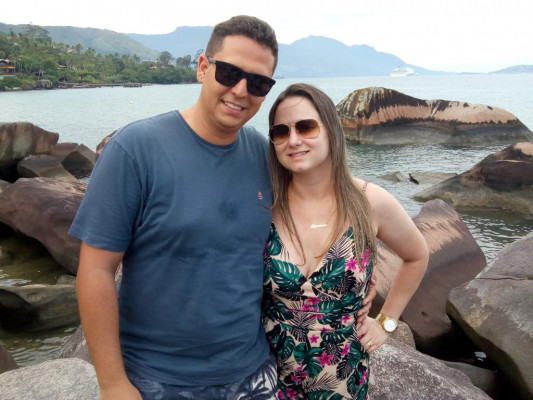 Roberto Pedroso Filho aniversariou no dia 01 com sua esposa Mariana Fronner