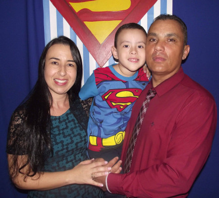 Samuel Vieira Ribeiro, que comemorou seu aniversário de 5 anos, ao lado da mamãe Patrícia Isabel Vieira Ribeiro e do papai Alexandre Fernandes Ribeiro 