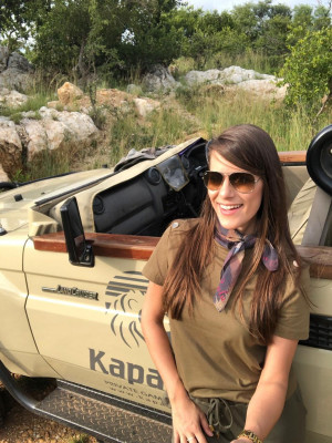 Estampando beleza e charme em sua viagem pela África, odontóloga Natália Cury Azevedo ganha parabéns pela troca de idade que acontece no dia 12. Feliz aniversário!