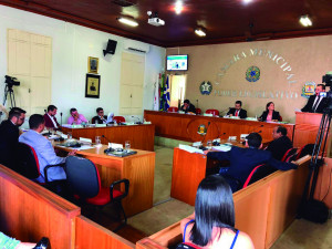 Vereadores executam a votação de projetos durante reunião parlamentar