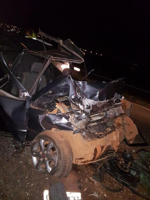 Carreta atingiu veículo de passeio, deixando condutor com ferimentos graves ** Divulgação 