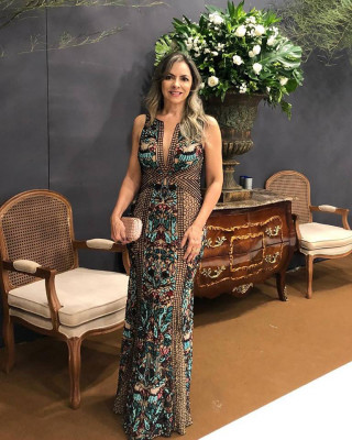 Referência da alta costura, estilista de moda Débora Franco, que veste as mais exigentes silhuetas com seu bom gosto, na data de ontem, 21, vestiu-se com requinte e glamour para festejar a chegada da nova idade. Parabéns!