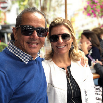 Ao lado de sua Regiane Montes Nader, empresário Wander Nader canta parabéns na sexta-feira, 24. Feliz aniversário!