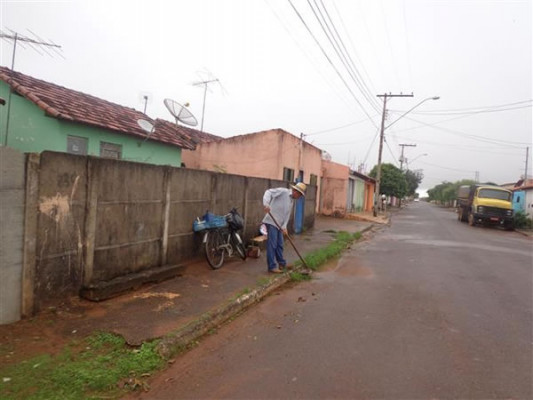 Moradores do município têm reclamado da falta de limpeza urbana como varrição das ruas