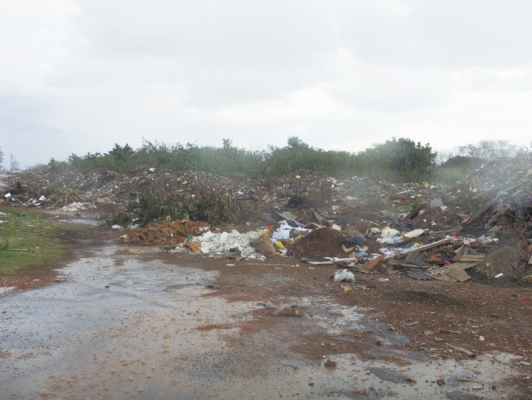O problema vem causando transtornos em vários pontos da cidade que também passaram a receber lixo descartado irregularmente
