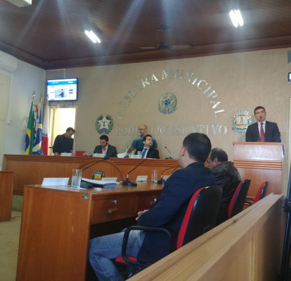 Durante a sessão, os vereadores cobraram informações por parte da pasta responsável pela iluminação pública