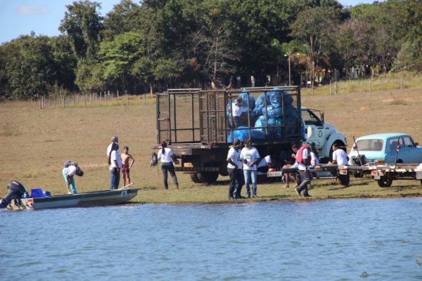 Mais de 500 voluntários participaram da ação de despoluição do rio Paranaíba