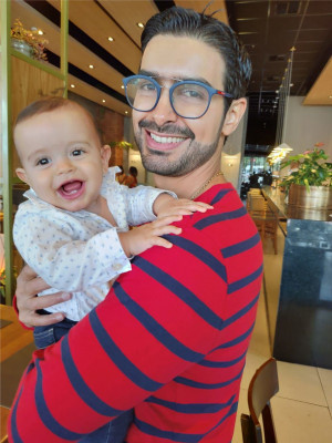 Eduardo de Melo Ferreira aniversariante do dia 12 na foto com seu filho Bento 