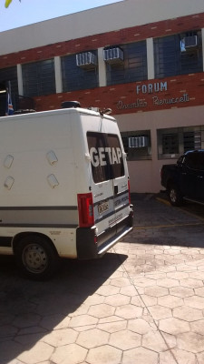 Viatura do presídio conduziu o réu ao Fórum para o julgamento ** Gazeta do Triângulo 