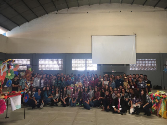 Aproximadamente 120 alunos divididos em 11 grupos participaram do projeto apresentando diversas comidas típicas de festa junina