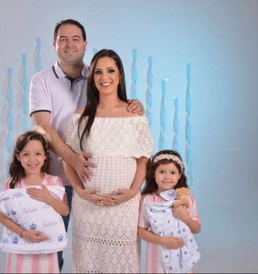 Lavínia Costa Pedroso Fernandes completará seus 6 aninhos dia 27 , na foto com os pais  Jamylla e Fabiano e sua irmã Lorena 