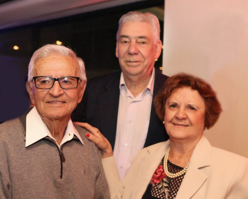 Marilene Peixoto Brandão aniversariante de hoje na foto com seu esposo  José Brandão e seu tio Jair Peixoto 