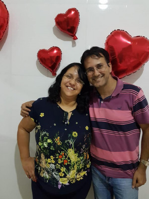 Marinez Chiovato aniversariante de hoje na foto com seu esposo Clodoaldo  