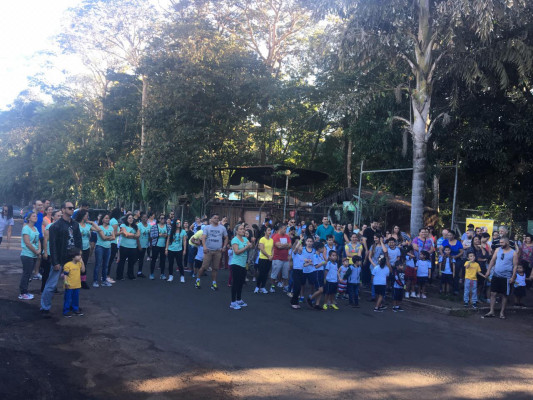 Alunos se reuniram com os pais para a prática de exercícios físicos e demais atividades oferecidas no evento