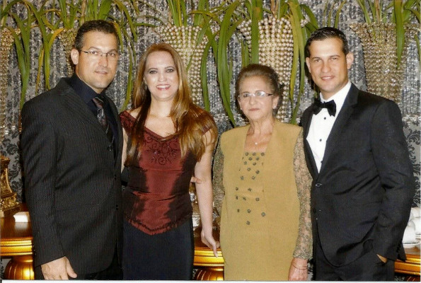 Sônia Cristina Ferreira dos Santos aniversariante do dia 16, junto com os filhos Mauro, Cristina e Jorge 