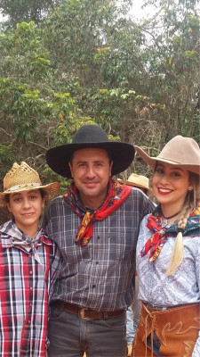 Wilson Vieira Guimarães Junior aniversariante de hoje com as filhas Eduarda e Mariana 