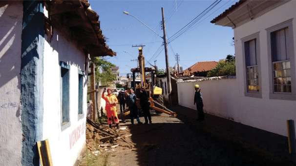 Demolição ocorreu na manhã desta terça-feira ** Gazeta do Triângulo