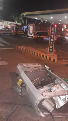 Carro desgovernado causou estragos em duas bombas e dois veículos ** Divulgação 