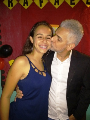 Anna Laura, completa 18 anos no dia 7. Na foto, com o pai Antonio Cesar 