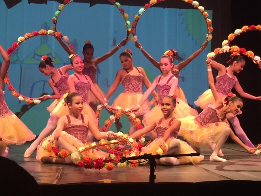 Cerca de 200 bailarinas dançarão trechos do espetáculo “A Casa É Sua”