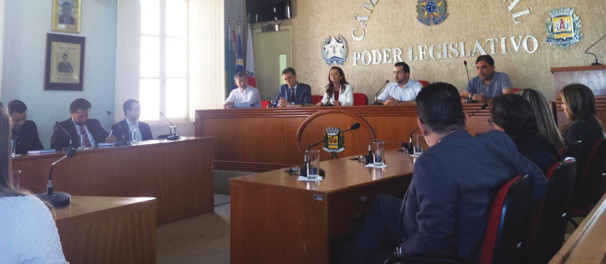 Durante audiência, advogados representantes de loteamentos notificados, puderam questionar como prosseguir o caso, buscando uma solução ágil