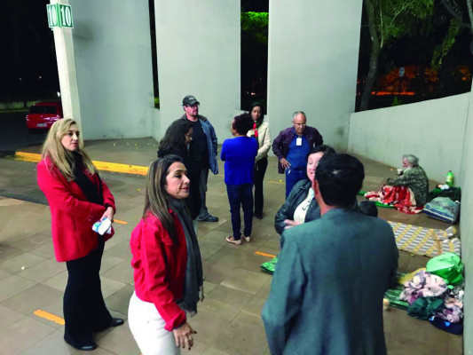 Foram distribuídos cobertores e alimentos durante as rondas em vários pontos da cidade 