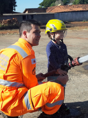 Projeto “Bombeiro Mirim” busca atrair mais crianças para que conheçam a profissão