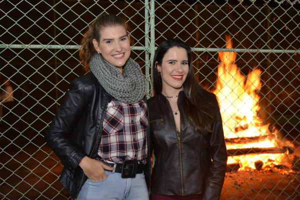 Cachecol, casacos de couro e uma típica fogueira junina aqueceram as bonitíssimas Débora Bringsken Bernardes e tenente Ana Paula Dias durante o Arraiá do Mauá na noite do último sábado, 13.