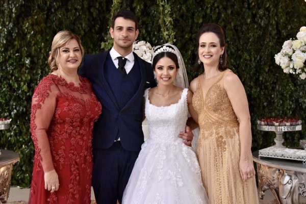 O empresário Lincoln Luiz Xavier - filho de Débora Cristina Xavier e a fisioterapeuta Andressa Ferreira – filha de Viviane Ferreira Cardoso casaram-se numa bela cerimônia no dia 29 de junho, no espaço Garden. O bonito casal recebeu as bênçãos do Pastor Marcos Antônio da Igreja de Cristo. Crédito: Flávio Carrijo Fotógrafo