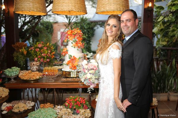 No sábado, 20, uniram-se em matrimônio Rejane Coelho e Ricardo Piassa. A elegante cerimônia ao cair da tarde foi realizada no charmoso Rancho Oliveira na presença de seletos convidados. Créditos: Henrique Vieira