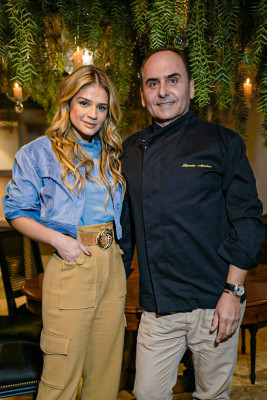 O grande nome da gastronomia e festas de luxo do Brasil, Renato Aguiar, recebeu Thássia Naves em seu “ateliê” para uma Degustação Gastronômica. Thássia está de casamento marcado com o agrônomo Arthur Attiê. O casamento acontecerá em Uberlândia e os detalhes continuam em segredo. Créditos - Lucas Ionaldo