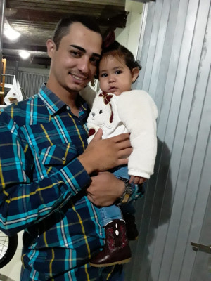 Diego Vieira da Silva , aniversariante do dia 11, com sua filha Ana Liz 