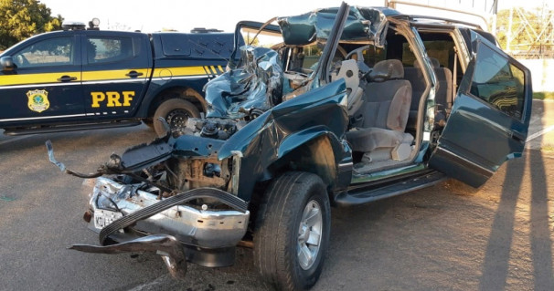 Veículo bateu na traseira de um caminhão e ficou destruído ** PRF 