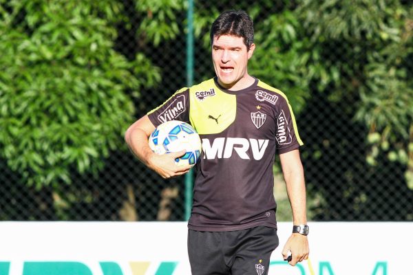 Diogo Giacomini subiu o time A do Coimbra para a Primeira Divisão de Minas neste ano ** Divulgação 