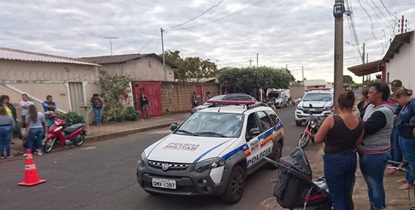 Autores estavam numa moto e surpreenderam a vítima na rua Araguaia ** Divulgação 