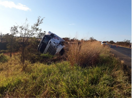 Caminhão tombou às margens da rodovia ** Divulgação 