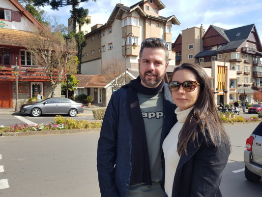 Dispostos a desbravar a Serra Gaúcha, os advogados Ney Campos e Cristiane Oliveira Campos curtiram férias na encantadora cidade de Gramado com direito a esticadinha até Canela e Bento Gonçalves. Tour cultural e gastronômico fez parte da viagem do querido casal.