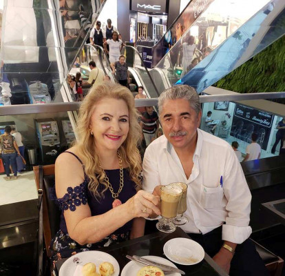 Para ela que tem motivos de sobra para brindar sem se importar com qual bebida a alegria será comemorada, socialite Maria Conceição Duarte brinda na sexta-feira, 12, a chegada da nova idade com café e chocolate. As comemorações acontecem ao lado do maridão José Carlos Duarte, seu parceiro de vida. Parabéns!