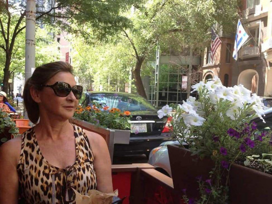 Apreciando a vista de uma charmosa cafeteria norte-americana, querida Ducarmo Dorázio recebe festejos pelo aniversário que acontece hoje. 17 