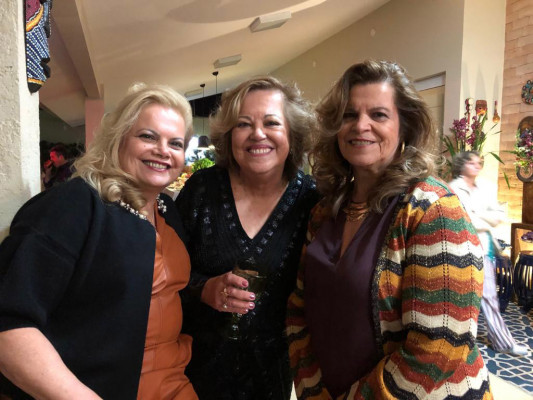 Heloisa Helena Rodrigues Marques aniversariante de hoje ,com suas pelas irmãs -Cida e Ana. 