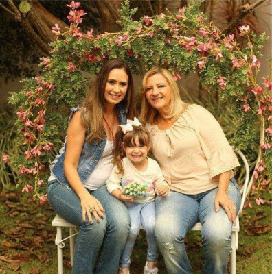 Parabéns a aniversariante Maria de Lourdes da Costa Carneiro e Silva ao lado da filha Estefânia  e a netinha Giovanna Salatiel 