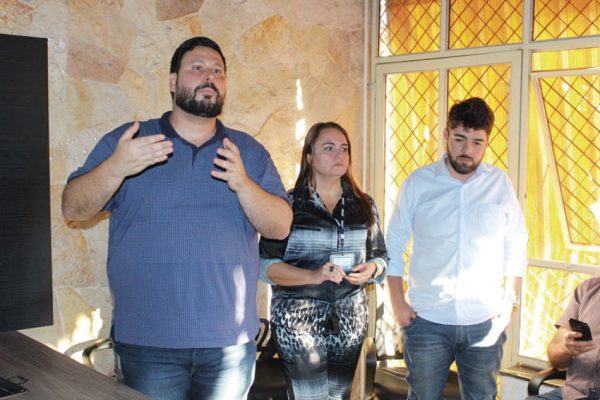 Empresários, produtores e demais trabalhadores das redondezas também participaram da reunião  Foto: Lucas Fernandes  