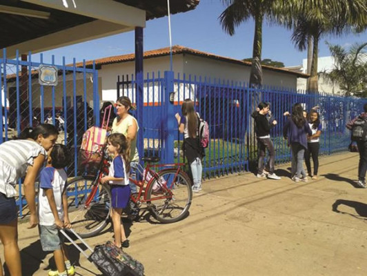 Militares alertam alunos para que tomem cuidado com o trânsito na porta da escola e não adiem a entrada para o início das aulas 