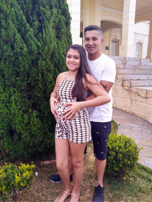 Amanda Martins Peixoto aniversariante de hoje a espera do Arthur na foto com namorado Maxwell Soares