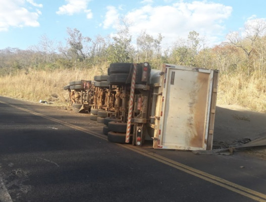 Tombamento de caminhão registrado na tarde do último sábado